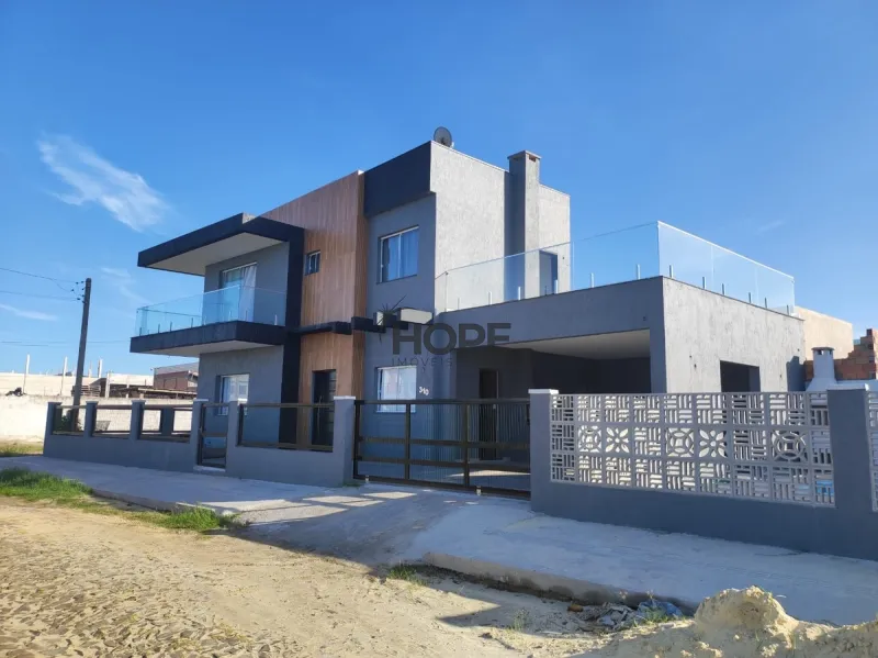 Casa com 4 dormitórios e piscina em Capão da Canoa: 1ª foto da galeria de imagens do imóvel