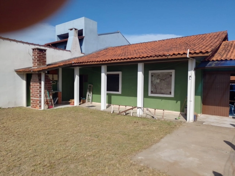 Casa com dois dormitórios em Atlântida Sul: 1ª foto da galeria de imagens do imóvel