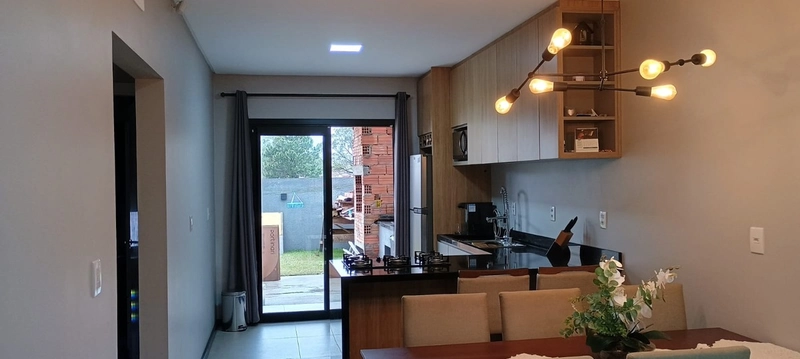 Casa com 2 dormitórios, sendo um suíte em Capão Novo: 1ª foto da galeria de imagens do imóvel