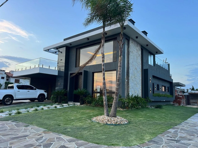 Casa 3 dormitórios, sendo 1 suíte master em CAPÃO DA CANOA/Zona Nova