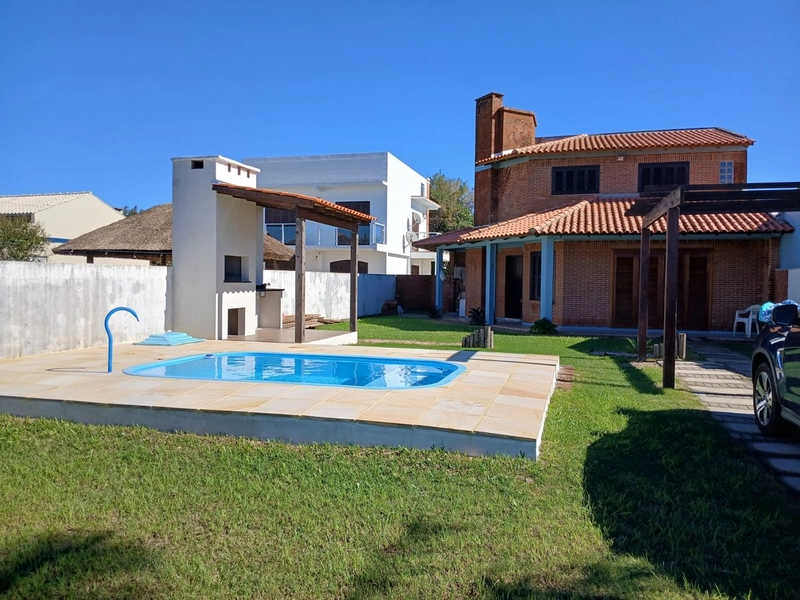 EXCELENTE CASA COM PISCINA E AMPLO PÁTIO À VENDA EM ATLÂNTIDA SUL: 4ª foto da galeria de imagens do imóvel