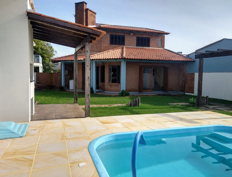 EXCELENTE CASA COM PISCINA E AMPLO PÁTIO À VENDA EM ATLÂNTIDA SUL