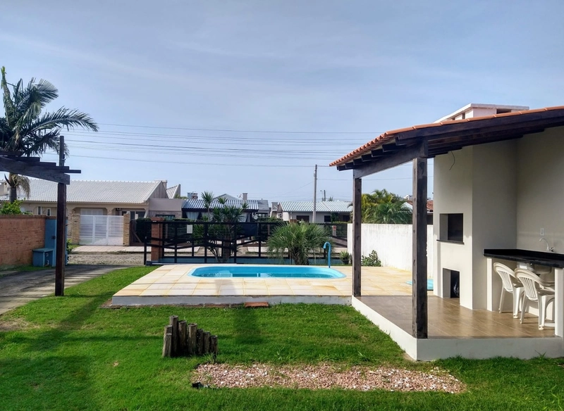 EXCELENTE CASA COM PISCINA E AMPLO PÁTIO À VENDA EM ATLÂNTIDA SUL: 2ª foto da galeria de imagens do imóvel