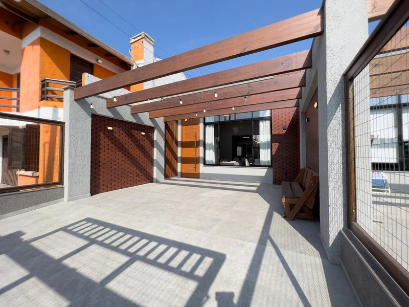 Casa térrea 3 dormitórios lado mar em Capão da Canoa/Araça