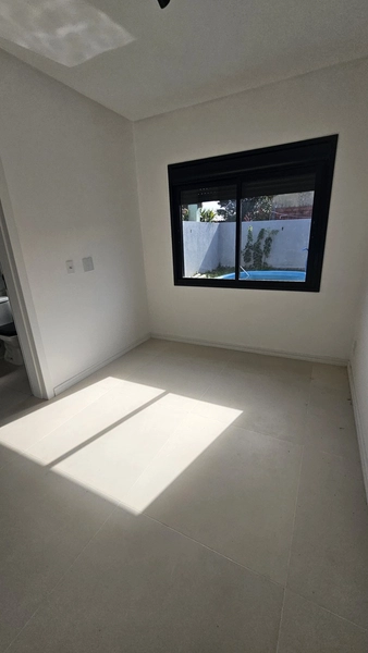 CASA 2 DORMITÓRIOS COM SUÍTE E PISCINA EM XANGRI-LÁ/RAINHA DO MAR: 4ª foto da galeria de imagens do imóvel