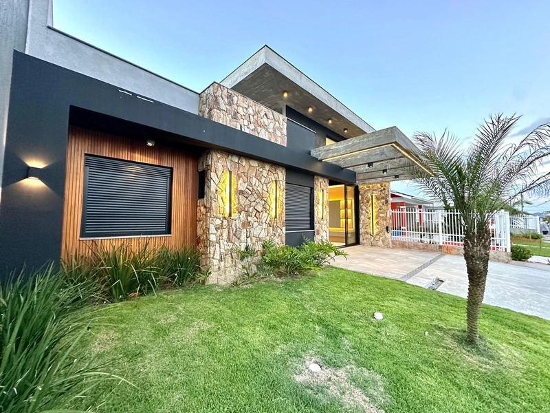 CASA COMPOSTA POR 3 SUÍTES NO BAIRRO ZONA NOVA EM CAPÃO DA CANOA!: 2ª foto da galeria de imagens do imóvel