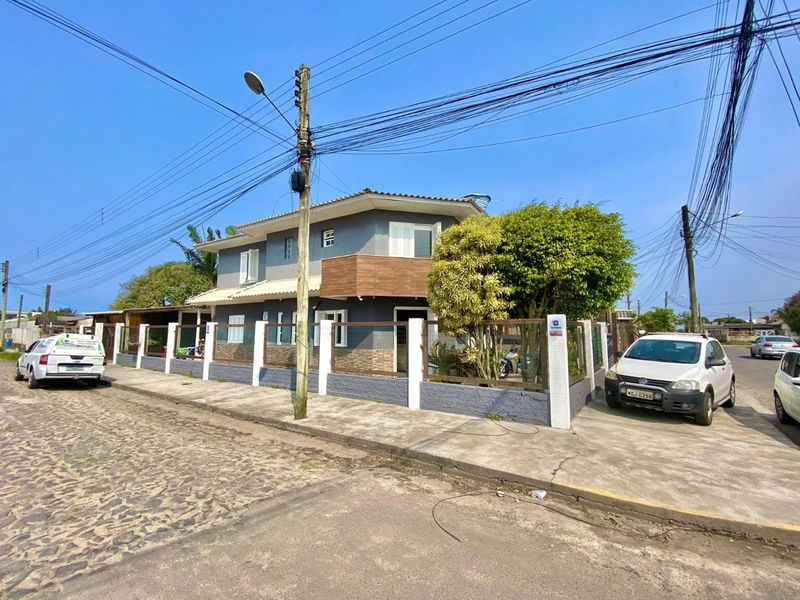 Casa 4 dormitórios em CAPÃO DA CANOA: 1ª foto da galeria de imagens do imóvel