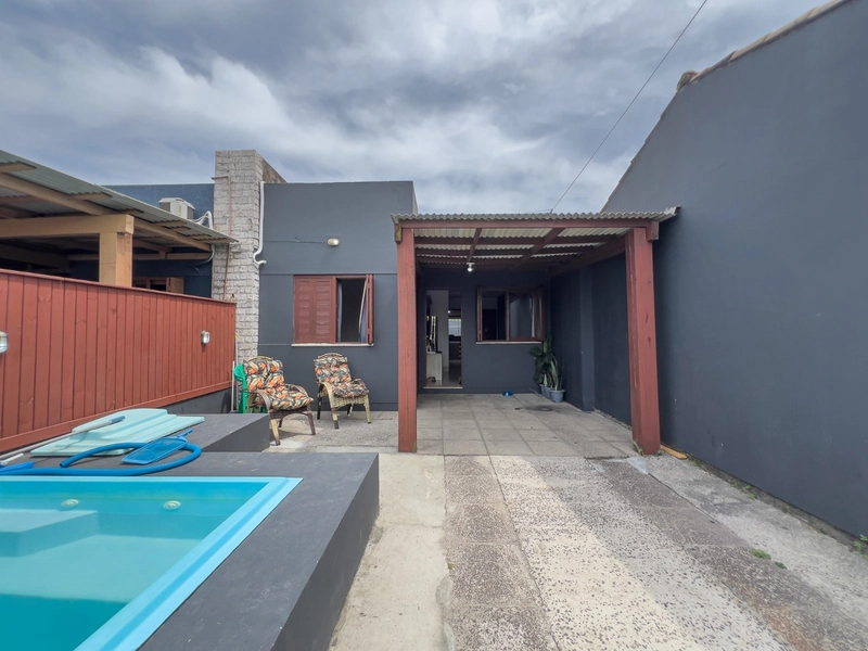 Casa com piscina na praia: 3ª foto da galeria de imagens do imóvel