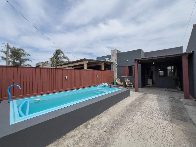 Casa com piscina na praia: 1ª foto da galeria de imagens do imóvel