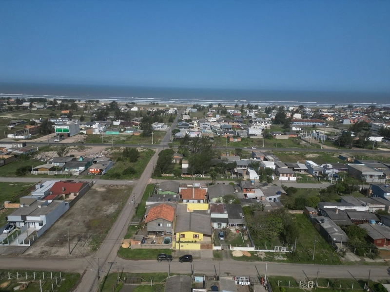 Casa a venda com 3 dormitórios, suite e piscina em Capão da Canoa: 3ª foto da galeria de imagens do imóvel