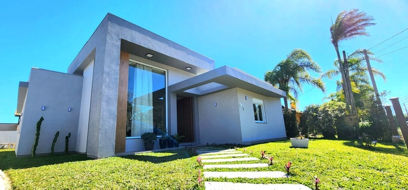 Linda casa com 3 dormitórios na praia de Atlântida: 1ª foto da galeria de imagens do imóvel