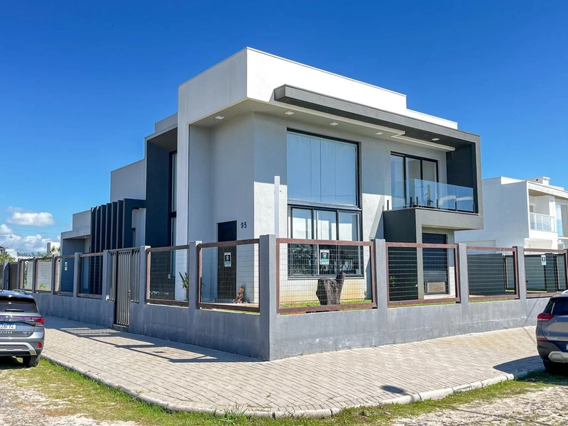 LINDA CASA DE ESQUINA EM XANGRI-LÁ