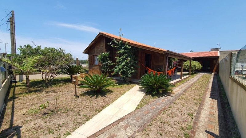 LINDA CASA PROXIMA DO MAR EM CAPÃO DA CANOA: 1ª foto da galeria de imagens do imóvel