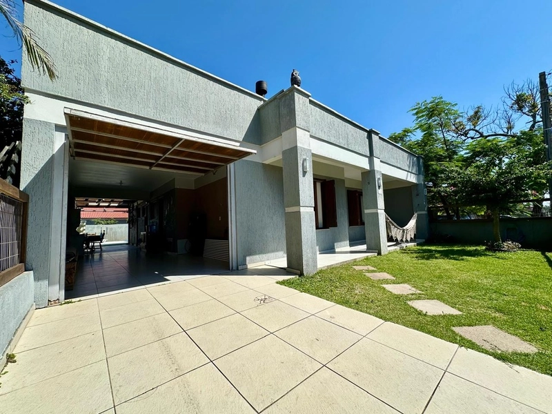 Casa com 3 dormitórios no centro de Xangri-lá