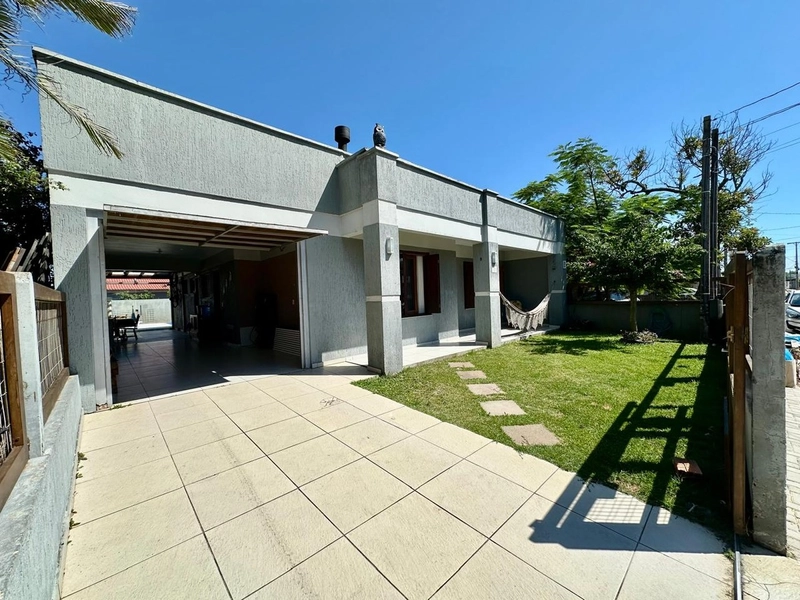 Casa com 3 dormitórios no centro de Xangri-lá: 2ª foto da galeria de imagens do imóvel