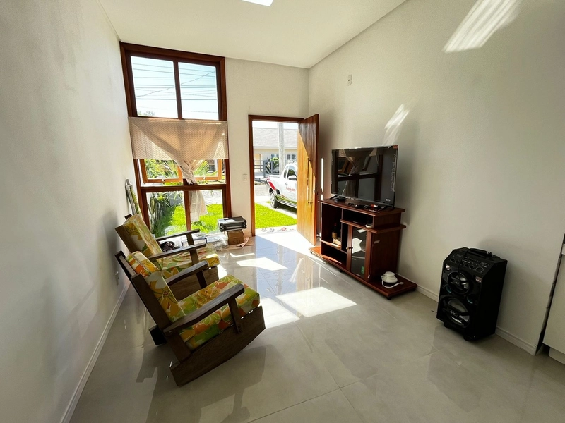 Casa com 3 dormitórios no centro de Xangri-lá: 2ª foto da galeria de imagens do imóvel