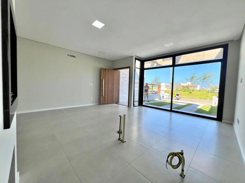 Linda casa com 3 dormitórios à duas quadra do mar: 3ª foto da galeria de imagens do imóvel