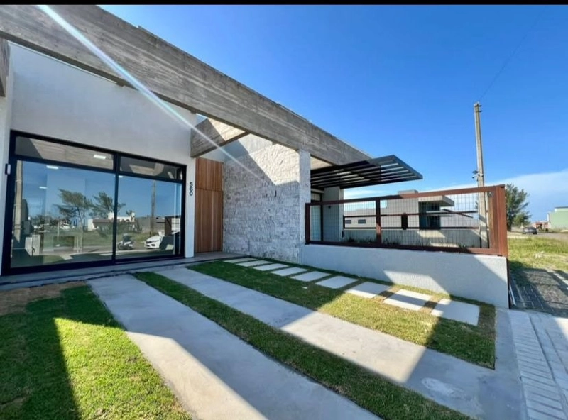 Linda casa com 3 dormitórios à duas quadra do mar