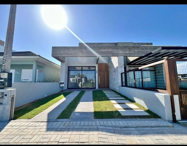 Linda casa com 3 dormitórios à duas quadra do mar: 2ª foto da galeria de imagens do imóvel