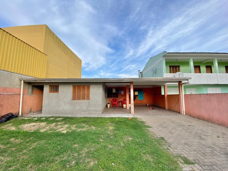 Casa com três dormitórios a venda na Zona Nova de Capão da Canoa