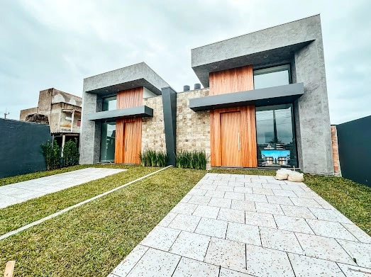 Casa 2 dormitórios sendo  um suíte em bairro de Xangri-lá: 1ª foto da galeria de imagens do imóvel