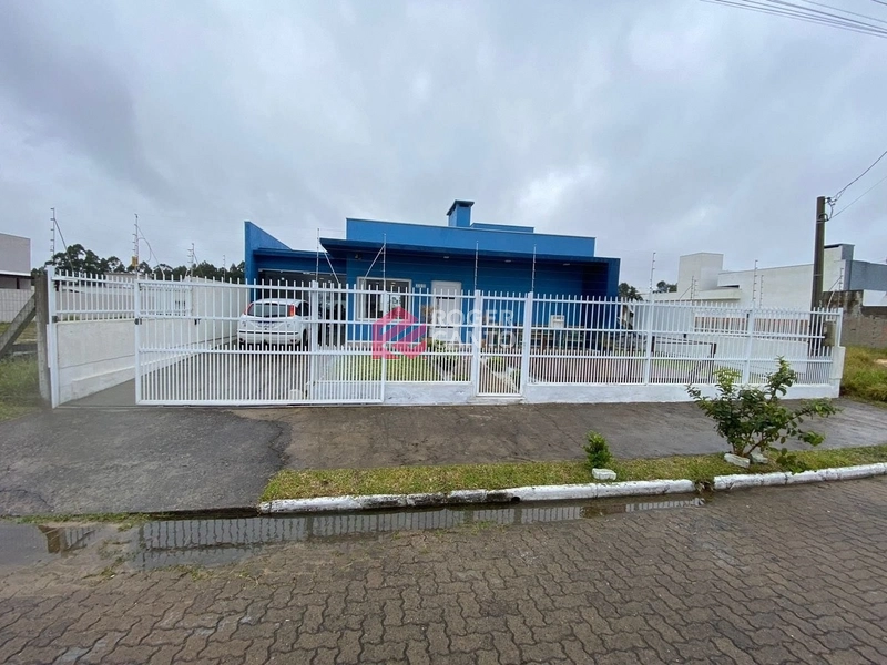 Lindo imovel com sala de estar com lareira, living e amplo espaco