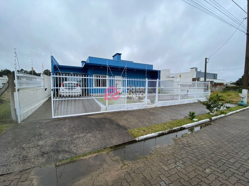 Lindo imovel com sala de estar com lareira, living e amplo espaco: 2ª foto da galeria de imagens do imóvel