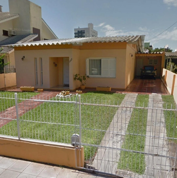 Linda casa com piscina: 1ª foto da galeria de imagens do imóvel