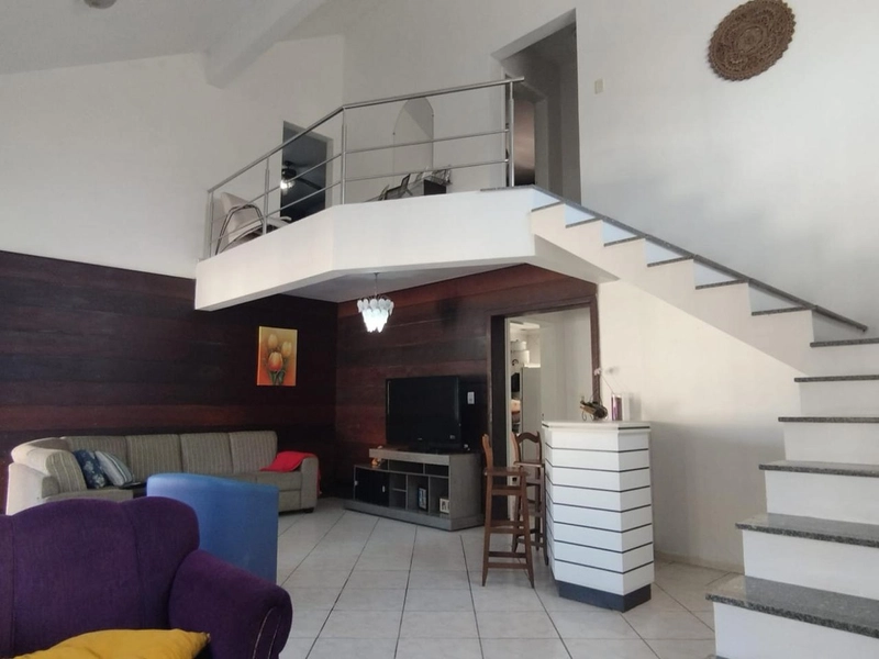 Ampla Residencia com Piscina: 2ª foto da galeria de imagens do imóvel