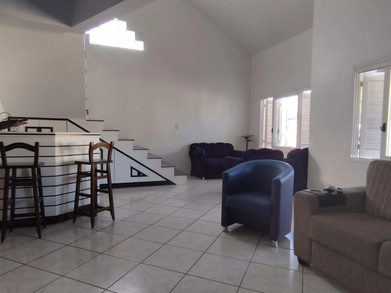 Ampla Residencia com Piscina: 3ª foto da galeria de imagens do imóvel