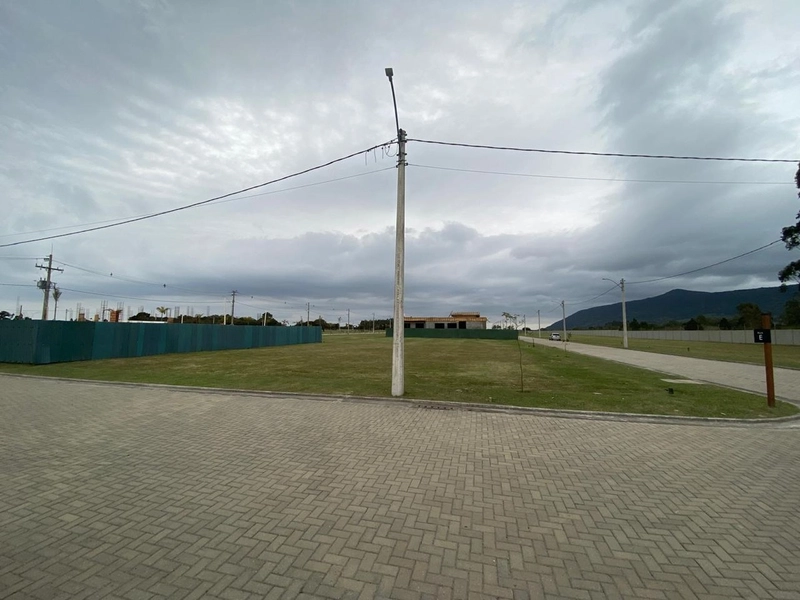 Excelente terreno de esquina em condomínio fechado: 5ª foto da galeria de imagens do imóvel