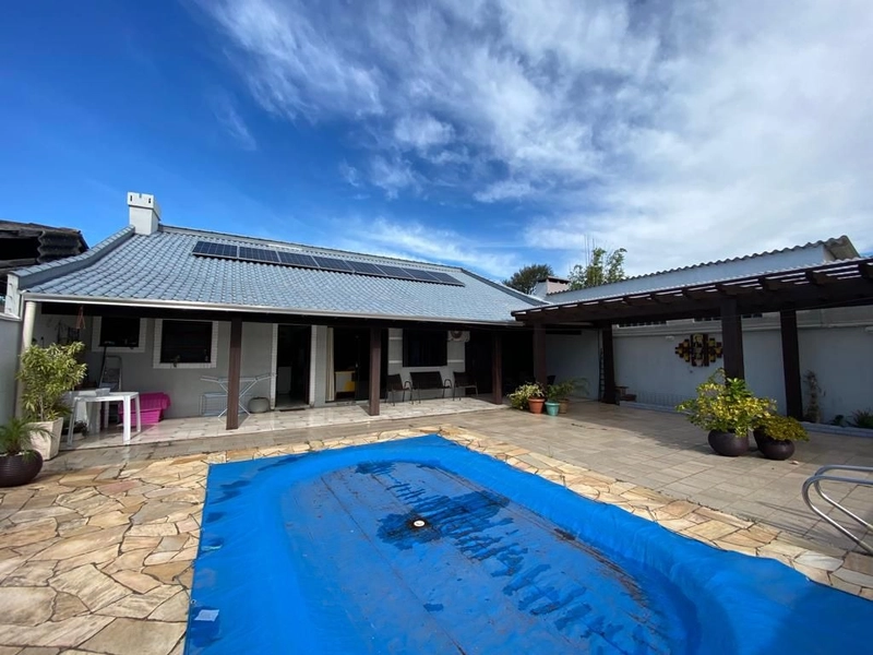 Belíssima casa com piscina: 3ª foto da galeria de imagens do imóvel