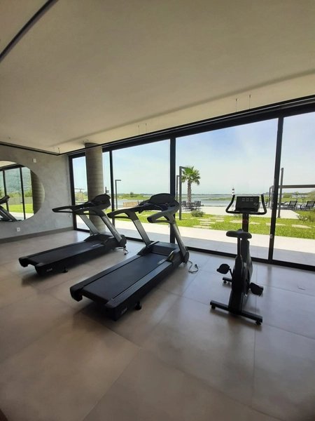 Terreno de esquina em condomínio + Garagem para Jet ski: 2ª foto da galeria de imagens do imóvel