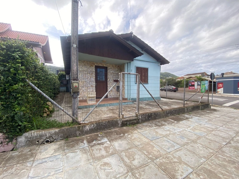 Terreno de esquina com três frentes: 2ª foto da galeria de imagens do imóvel