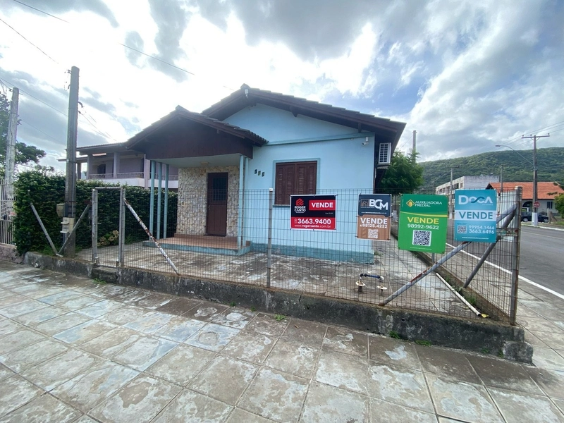 Terreno de esquina com três frentes: 1ª foto da galeria de imagens do imóvel