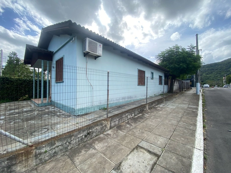 Terreno de esquina com três frentes: 3ª foto da galeria de imagens do imóvel