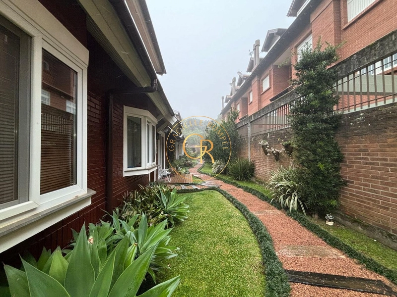 Casa com 04 dormitórios em Bairro Nobre em Canela!: 2ª foto da galeria de imagens do imóvel