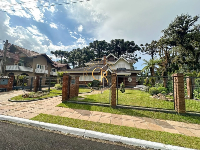 Casa com 04 dormitórios em Bairro Charmoso em Gramado: 2ª foto da galeria de imagens do imóvel