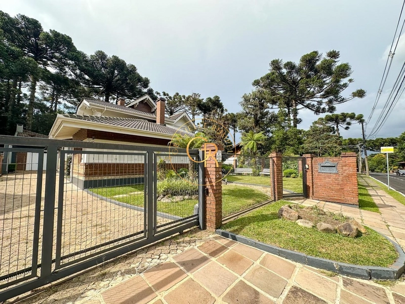 Casa com 04 dormitórios em Bairro Charmoso em Gramado: 3ª foto da galeria de imagens do imóvel