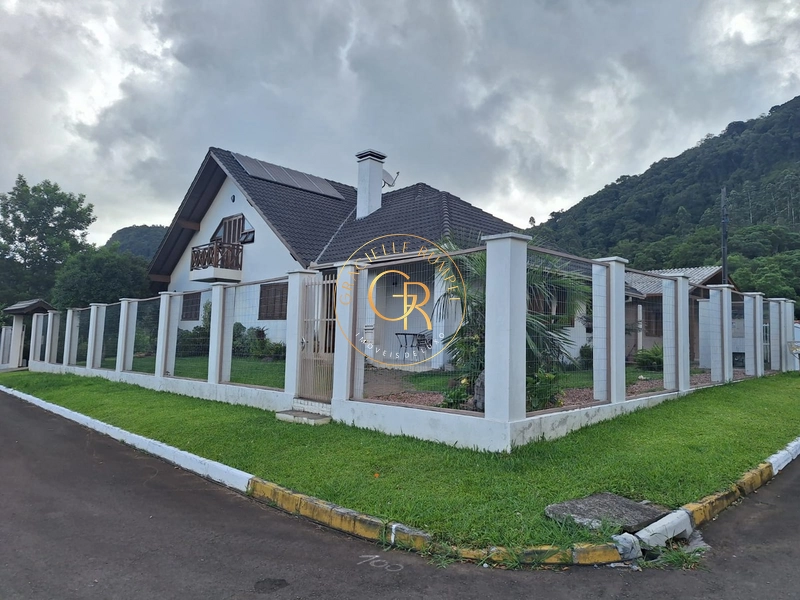 CASA MOBILIADA COM 3 DORMITÓRIOS EM GRAMADO: 1ª foto da galeria de imagens do imóvel