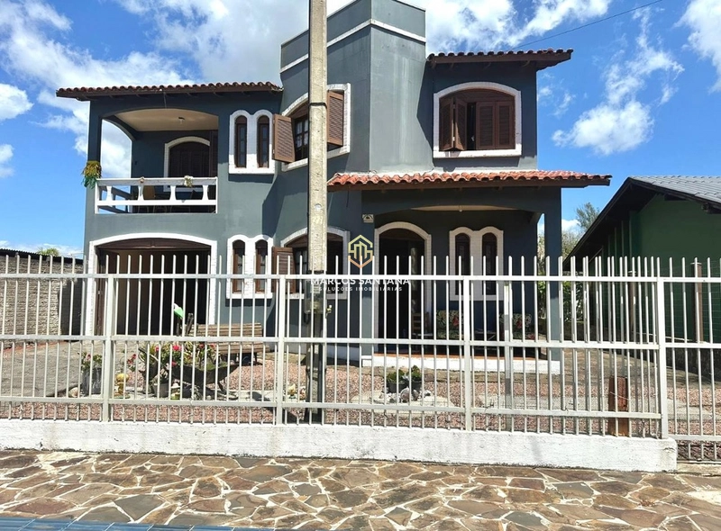 Lindo sobrado a poucos metros do mar, em ótima localização