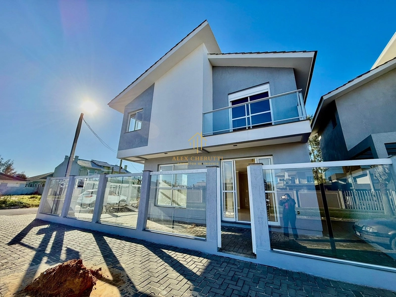 Linda casa em Atlântida Sul: 3ª foto da galeria de imagens do imóvel