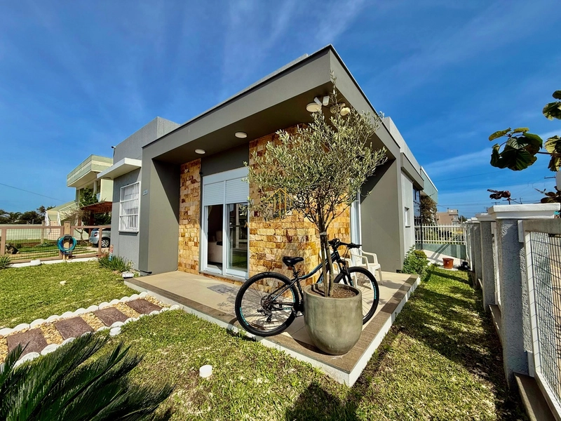 Casa para veraneio ou moradia em Atlântida Sul: 2ª foto da galeria de imagens do imóvel