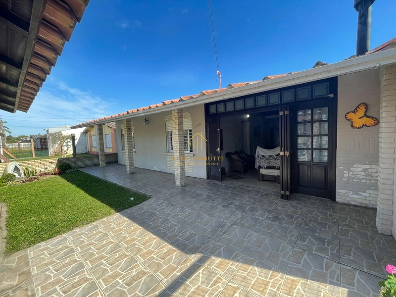 Casa na praia de Atlântida Sul: 2ª foto da galeria de imagens do imóvel
