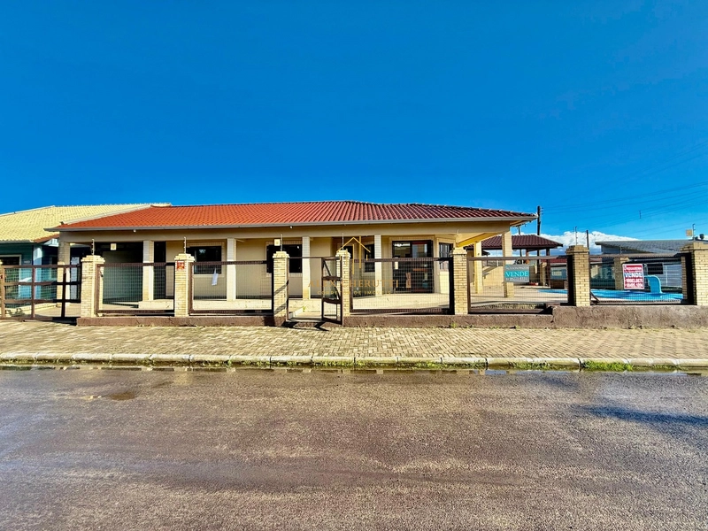 Casa com ótima localização em Atlântida Sul: 2ª foto da galeria de imagens do imóvel