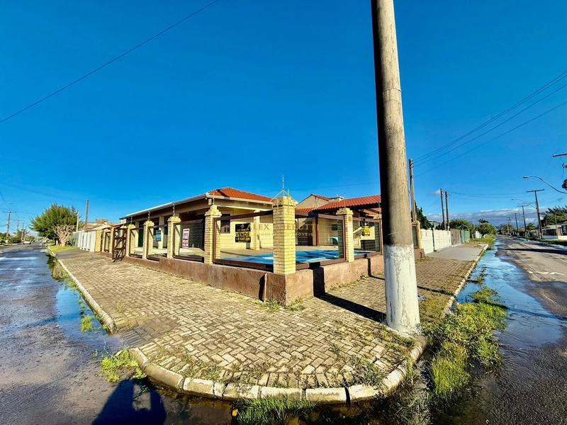 Casa com ótima localização em Atlântida Sul: 3ª foto da galeria de imagens do imóvel