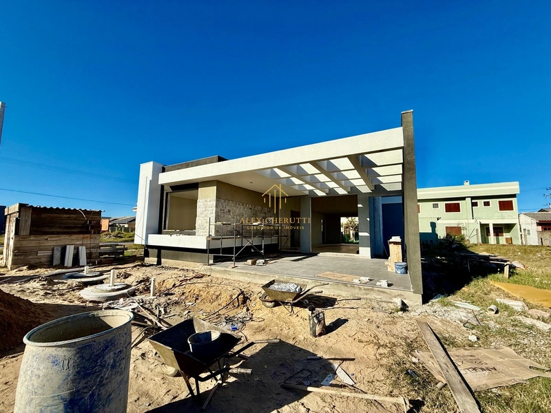 Excelente casa sendo construída em Atlântida Sul: 1ª foto da galeria de imagens do imóvel