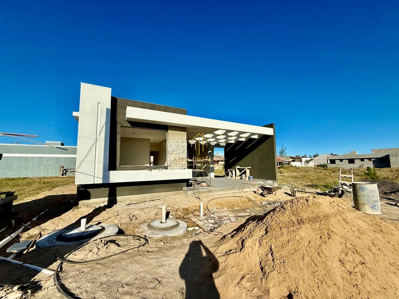 Excelente casa sendo construída em Atlântida Sul: 2ª foto da galeria de imagens do imóvel
