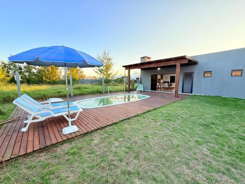 Casa na oraia de Atlântida Sul com piscina: 2ª foto da galeria de imagens do imóvel
