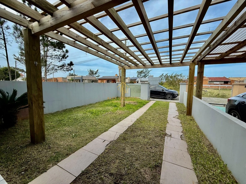 Casa geminada com piscina em Atlântida Sul: 3ª foto da galeria de imagens do imóvel